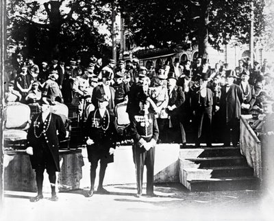 Cerimônia com dignitários e oficiais, c1914-c1918 de Unbekannt