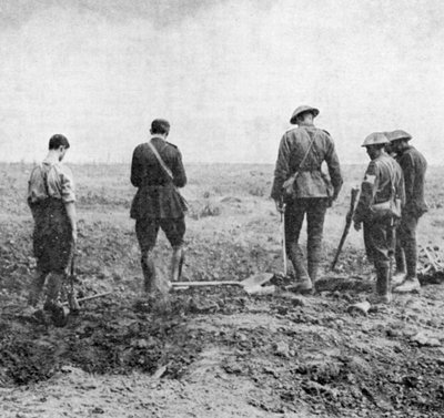 Capelão que presta serviço funerário no campo enquanto o enterro presta seus respeitos, c1916 de Unbekannt