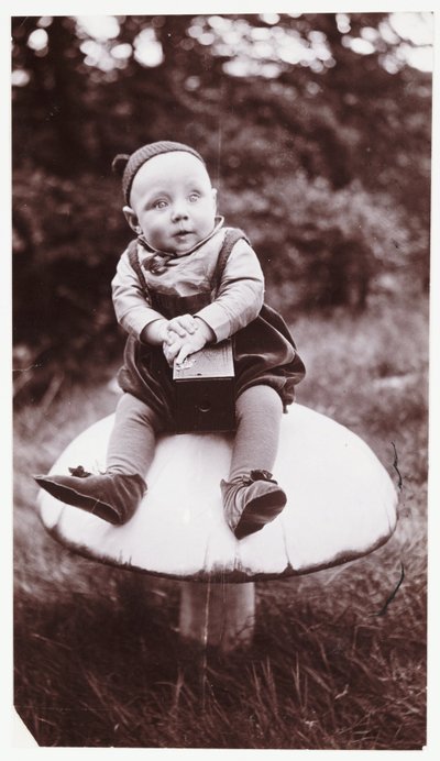 Criança com uma câmera Brownie, c 1900 Uma foto de um menino vestido de Brownie, tirada por George Alfred Wyatt (1870-1922) de Unbekannt