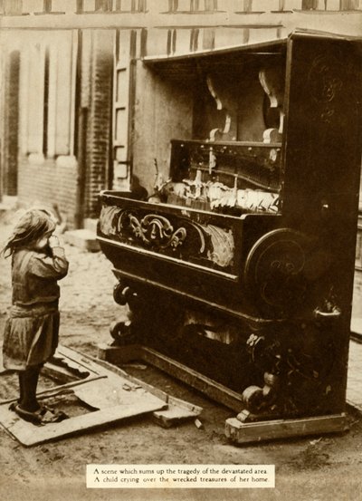 Criança com piano danificado após um ataque aéreo a deixou desabrigada, Primeira Guerra Mundial, 1918, 1935. de Unbekannt
