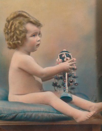 Criança com brinquedo, c1920 de Unbekannt