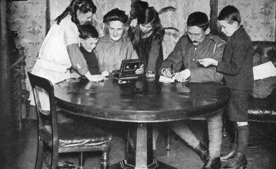 Crianças esvaziando suas caixas de dinheiro para investir em títulos de guerra, 1936 de Unbekannt