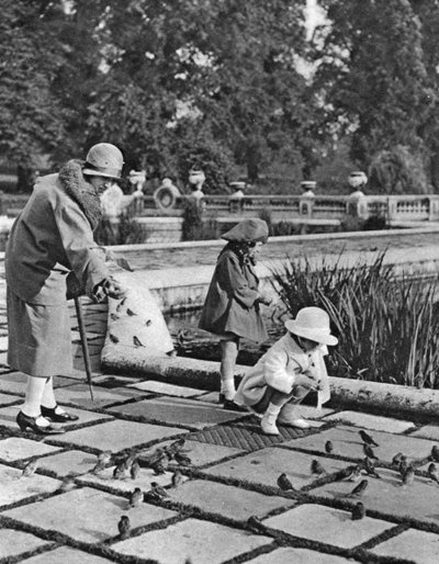 Crianças alimentando os pardais no Hyde Park, Londres, 1926-1927 de Unbekannt