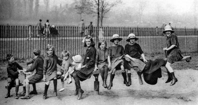 Crianças em um parque, Londres, 1926-1927 de Unbekannt