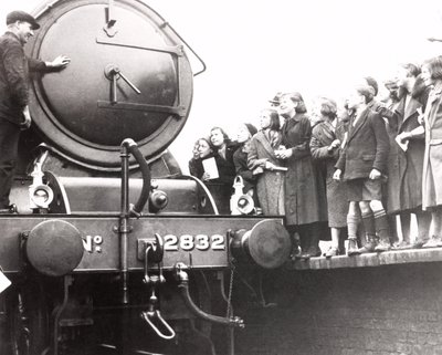 Crianças a olhar para uma locomotiva a vapor, 3 de Março de 1936 de Unbekannt