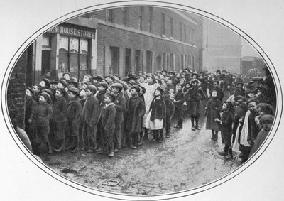 Crianças esperando refeições gratuitas, Londres, c1900 1901 de Unbekannt