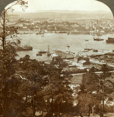 Christiania e seu movimentado porto, a noroeste do palácio real de Ekeberg, à direita, Noruega, c1905. de Unbekannt