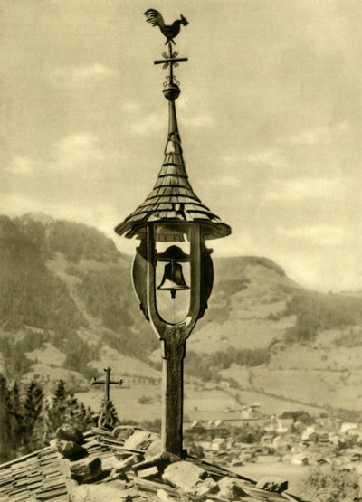 Sino de igreja e cata-vento, Kitzbühel, Tirol, Áustria, c1935. de Unbekannt