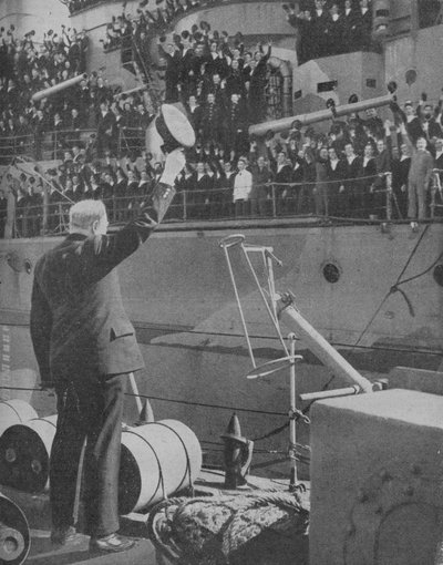 Churchill responde aos aplausos da tripulação do HMS Prince of Wales, 1941 de Unbekannt