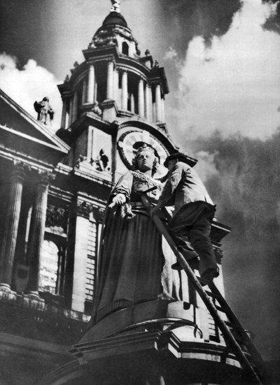 Limpar a estátua da rainha Ana como parte das celebrações do jubileu de prata do rei George Vs, 1935 de Unbekannt