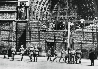 Limpeza da proteção de sacos de areia da fachada de Notre Dame, Paris ocupada pela Alemanha, 1940 de Unbekannt