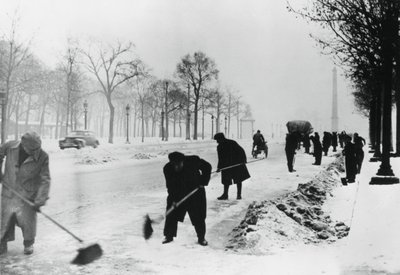 Limpando a neve no Champs Elysees, Paris ocupada pelos alemães, inverno, 1941 de Unbekannt