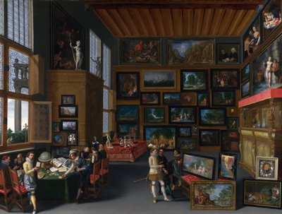 Cognoscenti em um quarto pendurado com fotos de Unbekannt