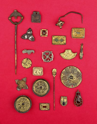 Colecção de jóias anglo-saxónicas e celtas, incluindo suportes em bronze dourado, pires e broches cruciformes e um pingente Merovingian, desde o século I até ao século VII d.C. (bronze) de Unbekannt