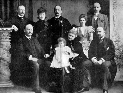 Coronel Robert Baden-Powell e sua mãe, irmã e quatro irmãos, 1900. de Unbekannt