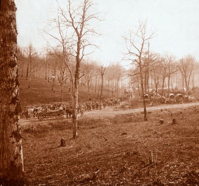 Coluna de tropas, Genicourt, norte da França, c1914-c1918 de Unbekannt