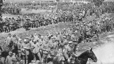 Colunas de prisioneiros alemães, Somme, França, 1918 de Unbekannt
