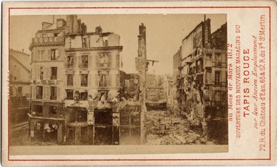 Commune de Paris (1871): abertura das lojas de departamento do Carpet Rouge, um cartão publicitário mostrando o edifício um ano antes, em ruínas durante a Commune. Impressão em cartolina Dim. 6,3x10 cm de Unbekannt