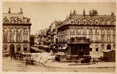 Comuna de Paris (1871) vista da Place Vendome com a coluna destruída. Fotografia. Impressão em papelão Dim. 10,4x6,2 cm de Unbekannt