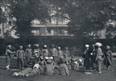 Soldados indianos convalescentes brincando de quoits nos gramados orientais, c1915, 1939 de Unbekannt