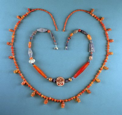 Colar Corneliano de Tell Farah (Sul), Israel, c.1300 a.C.; Lapis Lazuli, cornelian e colar de cornelian de Kish, Iraque, c.2500 a.C. (pedras preciosas) de Unbekannt