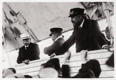 Conde Zeppelin e Dr. Eckener em uma gôndola Zeppelin, Schwaben, Alemanha, c1908-1917 1933 de Unbekannt