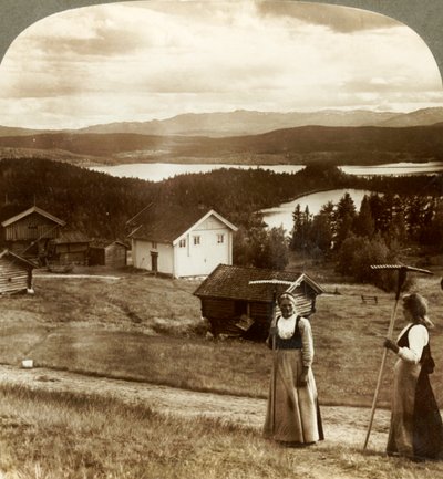 Meninas do campo em período de feno - nos lagos Bolkesjo e Folsjo até Himingen Mts., Noruega, c1905. de Unbekannt