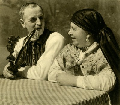 Casal em trajes tradicionais, Alta Áustria, c1935. de Unbekannt