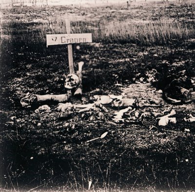 Cruz e restos humanos, c1914-c1918 de Unbekannt
