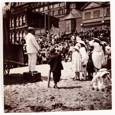 Multidão a ver um animador de praia, c 1905 de Unbekannt