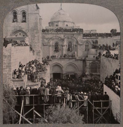 Multidões que preenchem todos os nichos da Igreja da Santa Sepultura, c1900 de Unbekannt