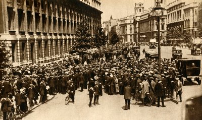 Multidões que esperam do lado de fora da Downing Street, em Londres, por notícias sobre ... guerra, julho de 1914, 1933. de Unbekannt