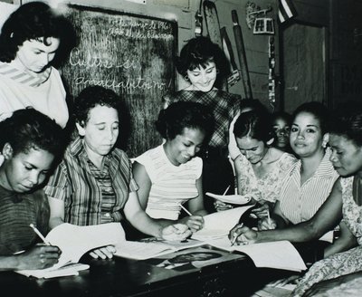 Revolução Cubana: mulheres participando dos programas educativos criados pela campanha de alfabetização de Fidel Castro no campo, início dos anos 60 (foto a p/b) de Unbekannt