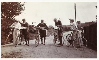 Ciclistas olhando para os mapas, c 1900 de Unbekannt