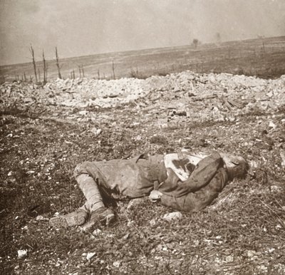 Soldado alemão morto, Verdun, norte da França, c1914-c1918. de Unbekannt