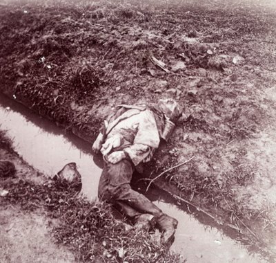 Soldado alemão morto, Ypres, Flandres, Bélgica, c1914-c1918 de Unbekannt