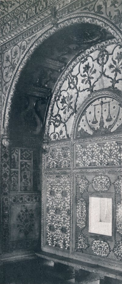 Délhi. A balança da justiça esculpiu a tela de mármore através da qual as petições foram recebidas., C1910. de Unbekannt