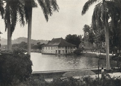 O lago de Kand com o prédio da biblioteca do Templo do Dente Sagrado, 1926 de Unbekannt