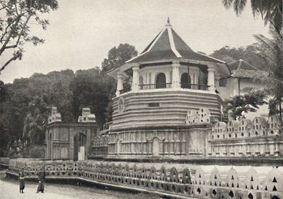 O templo do dente sagrado em Kandy, 1926. de Unbekannt