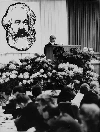 O Presidente do Conselho de Estado da República Democrática Alemã Walter Ulbricht em uma conferência por ocasião do 150º aniversário de Karl Marx. Sala de congressos de Berlim. 2 de maio de 1968 de Unbekannt