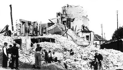 Edifício destruído, libertação da França, St Cyr, agosto de 1944 de Unbekannt