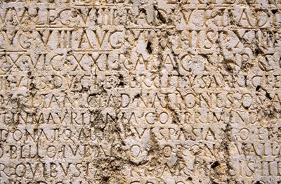 Detalhe de uma inscrição no complexo do templo romano (foto) de Unbekannt