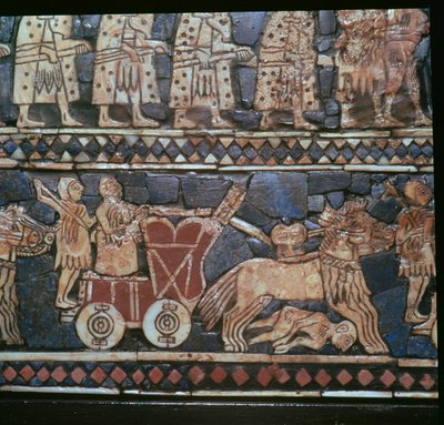 Detalhe do Padrão de Ur, mostrando uma carruagem de guerra suméria, sul do Iraque, cerca de 2600-2400 aC de Unbekannt