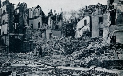 Edifícios devastados, do jardim interno do templo, 1941 de Unbekannt