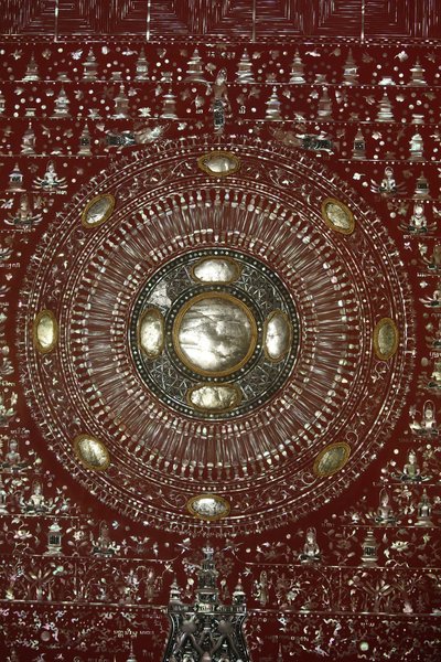 Roda Dharma em Wat Chedi Luang, Chiang Mai. Tailândia de Unbekannt
