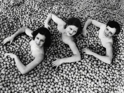 Três jovens mulheres tomam banho em um mar de nozes. America. 1932 de Unbekannt