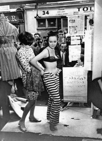 Vestindo um modelo na vitrine de uma boutique de Unbekannt