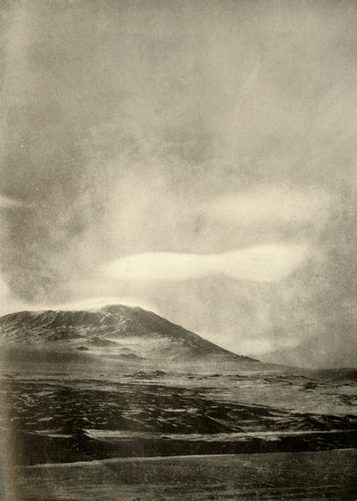 Nuvem de Dumb-Bell acima de Erebus, c1908, 1909. de Unbekannt