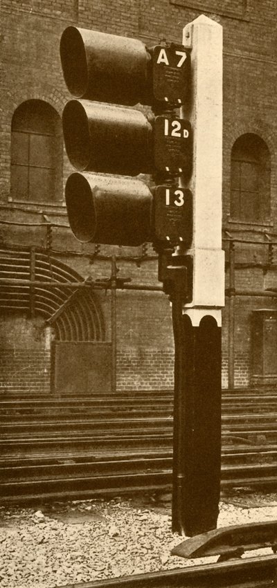 Sinais de lâmpadas elétricas, com persianas para uso diurno, na estação Baker Street, Metropolitan Railway, 193 de Unbekannt