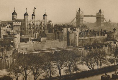 Muralhas em apuros da Torre de Londres, visto na camada, a partir dos armazéns altos de Tower Hill de Unbekannt